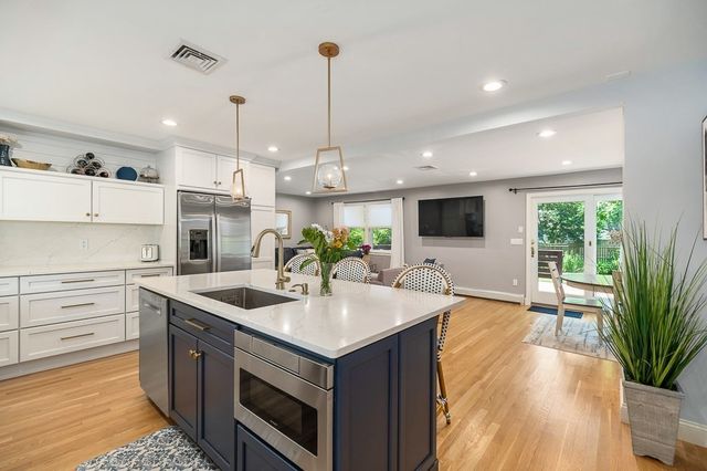 31 Orchard Rd, Hamilton, MA 01982