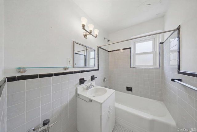 6692 Selfridge Street 4F, Forest Hills, NY 11375