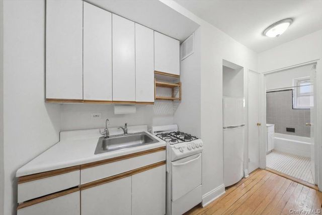 6692 Selfridge Street 4F, Forest Hills, NY 11375