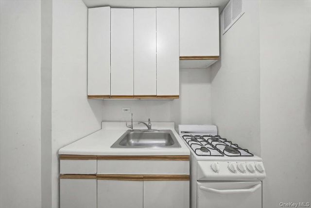 6692 Selfridge Street 4F, Forest Hills, NY 11375