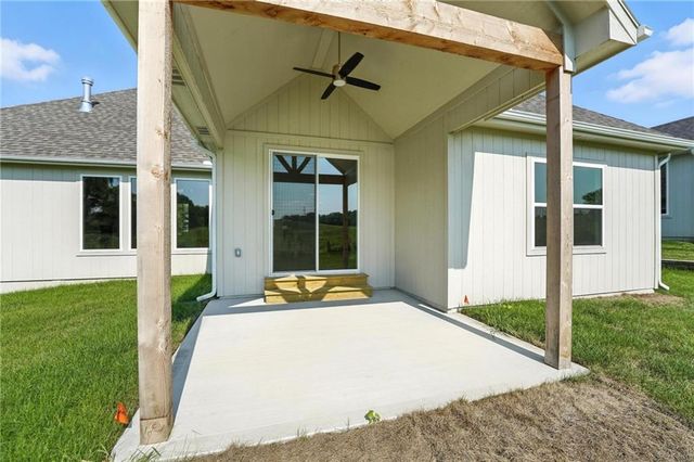 4137 Lake Shore Drive, Basehor, KS 66007