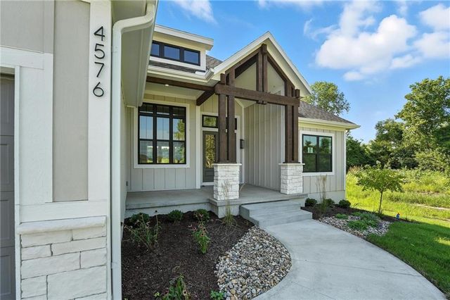 4137 Lake Shore Drive, Basehor, KS 66007