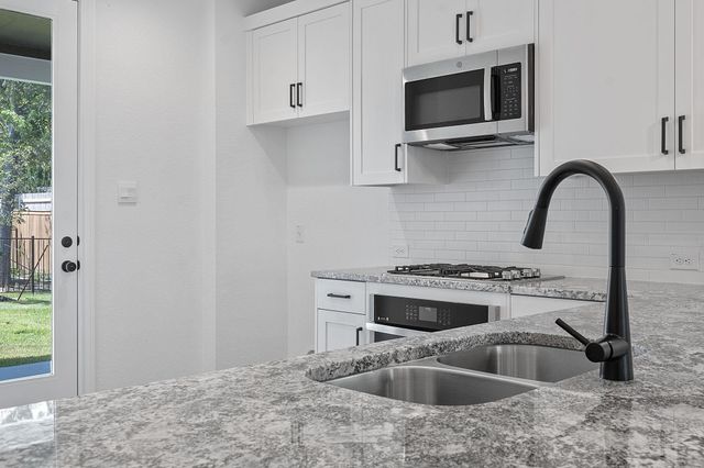 330 Orleanian DR, Buda, TX 78610