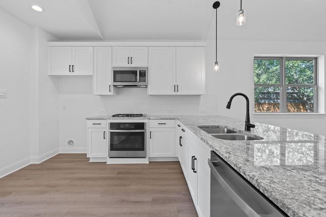 330 Orleanian DR, Buda, TX 78610