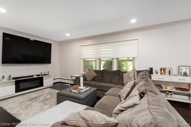 42879 Hanks Lane, Sterling Heights, MI 48314