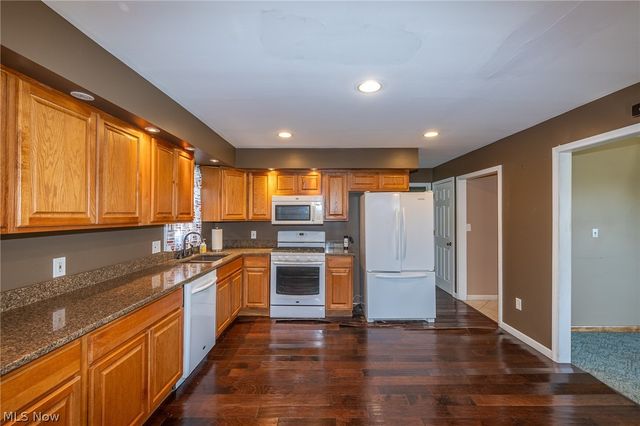 490 Mapleview Drive, Seven Hills, OH 44131