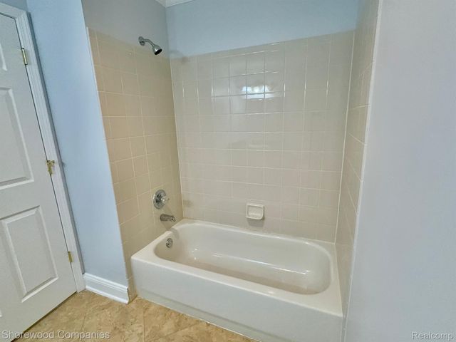 46116 Rhodes Drive, Macomb Township, MI 48044