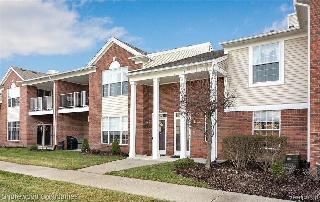 46116 Rhodes Drive, Macomb Township, MI 48044