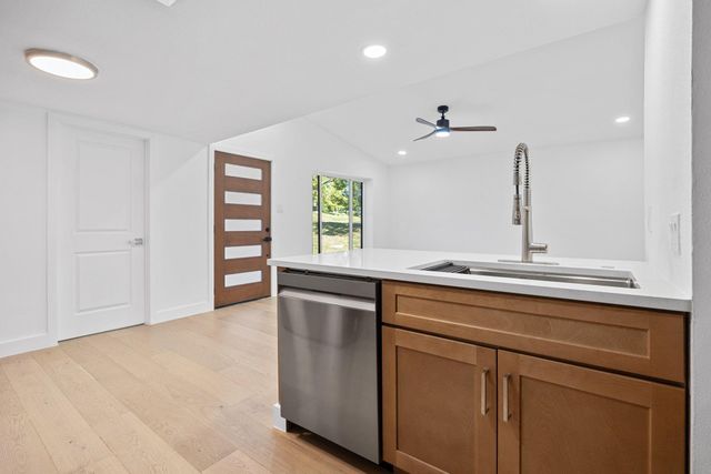 1905 Cedar Ridge DR A, Austin, TX 78741