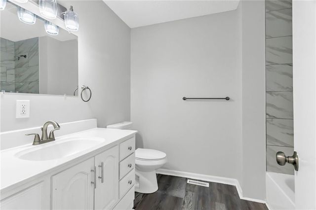 6716 NW Lawson Lane, Parkville, MO 64152