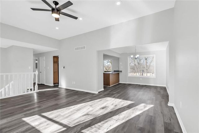 6716 NW Lawson Lane, Parkville, MO 64152