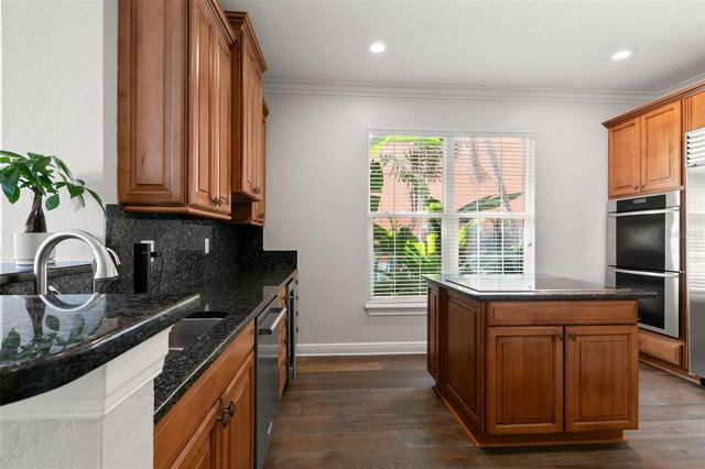 24 MANGROVE POINT, St Petersburg, FL 33705