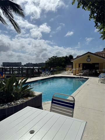 24 MANGROVE POINT, St Petersburg, FL 33705