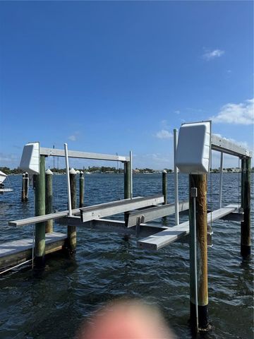 24 MANGROVE POINT, St Petersburg, FL 33705