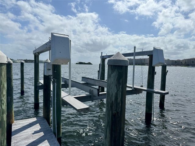 24 MANGROVE POINT, St Petersburg, FL 33705