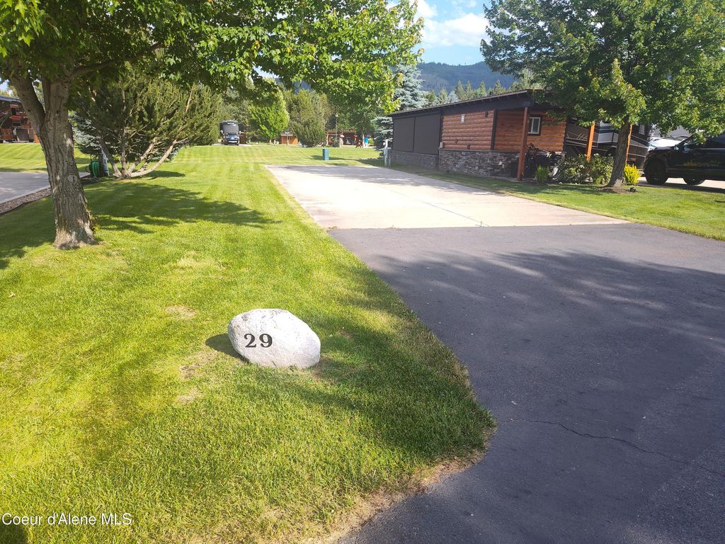29 Bogie Ln, Blanchard, ID 83804