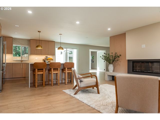 6375 Sw DAWN St, Lake Oswego, OR 97035