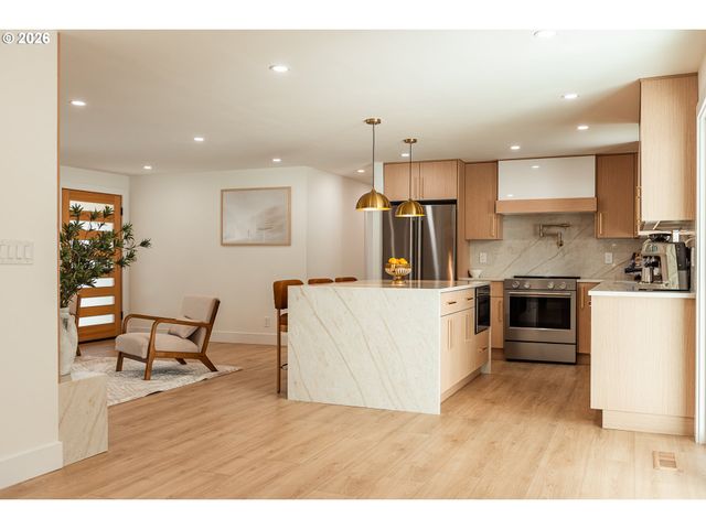 6375 Sw DAWN St, Lake Oswego, OR 97035