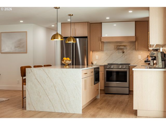 6375 Sw DAWN St, Lake Oswego, OR 97035