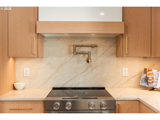6375 Sw DAWN St, Lake Oswego, OR 97035