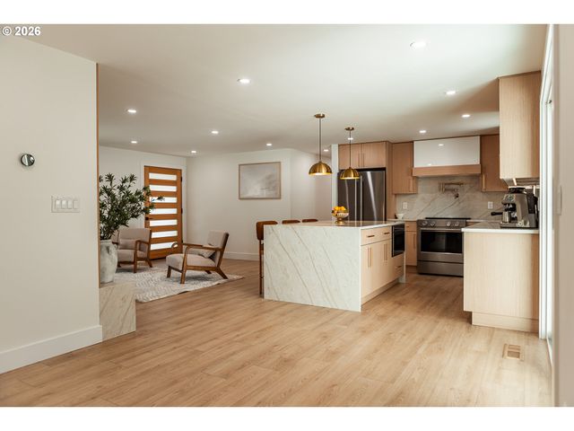 6375 Sw DAWN St, Lake Oswego, OR 97035