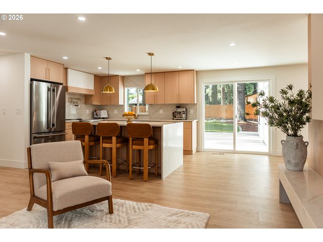 6375 Sw DAWN St, Lake Oswego, OR 97035