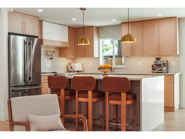 6375 Sw DAWN St, Lake Oswego, OR 97035