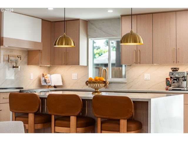 6375 Sw DAWN St, Lake Oswego, OR 97035