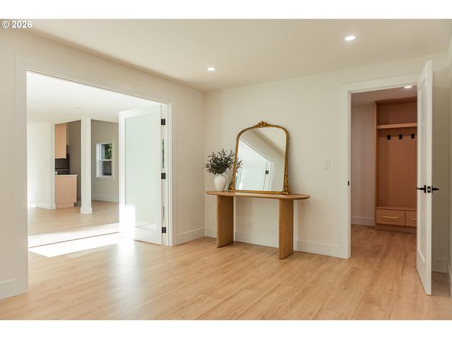 6375 Sw DAWN St, Lake Oswego, OR 97035