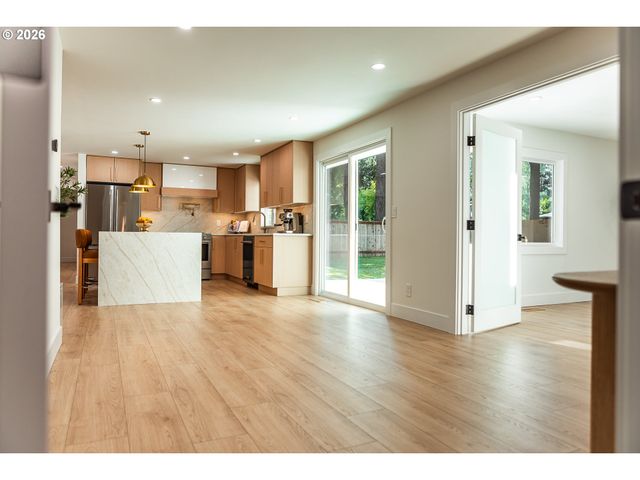 6375 Sw DAWN St, Lake Oswego, OR 97035