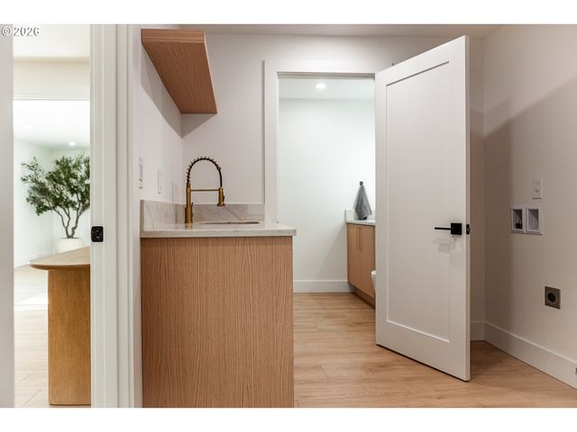 6375 Sw DAWN St, Lake Oswego, OR 97035