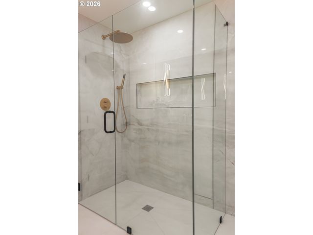 6375 Sw DAWN St, Lake Oswego, OR 97035