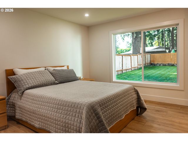 6375 Sw DAWN St, Lake Oswego, OR 97035