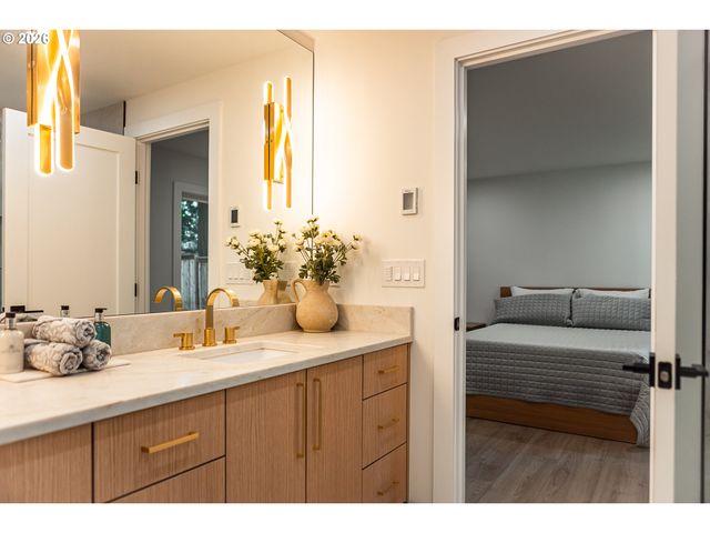 6375 Sw DAWN St, Lake Oswego, OR 97035