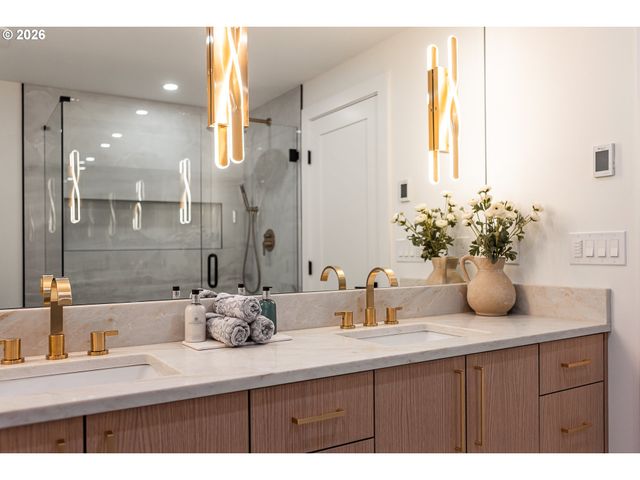 6375 Sw DAWN St, Lake Oswego, OR 97035