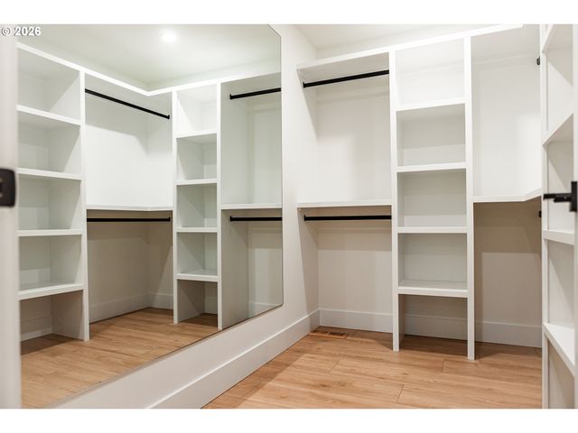 6375 Sw DAWN St, Lake Oswego, OR 97035