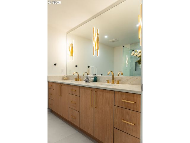 6375 Sw DAWN St, Lake Oswego, OR 97035