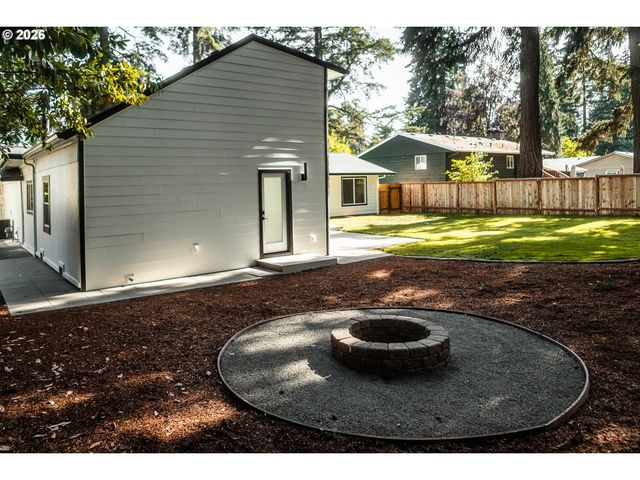 6375 Sw DAWN St, Lake Oswego, OR 97035