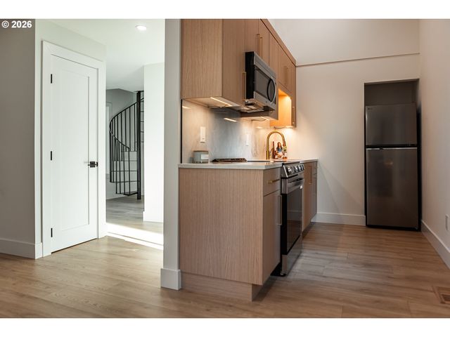 6375 Sw DAWN St, Lake Oswego, OR 97035