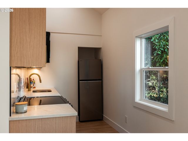 6375 Sw DAWN St, Lake Oswego, OR 97035