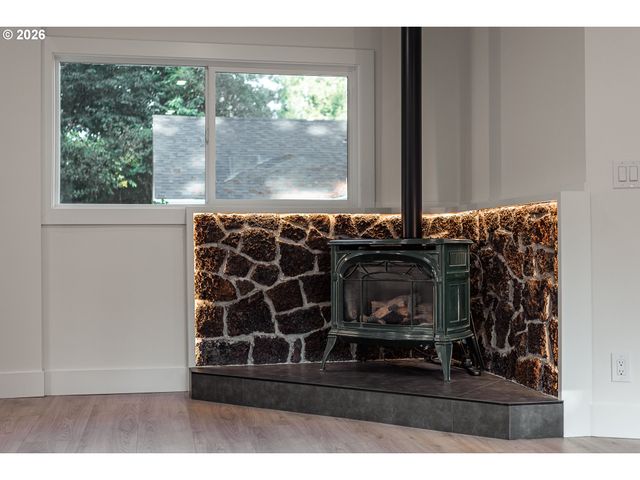 6375 Sw DAWN St, Lake Oswego, OR 97035