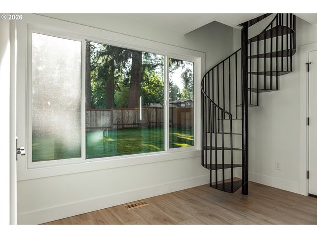 6375 Sw DAWN St, Lake Oswego, OR 97035