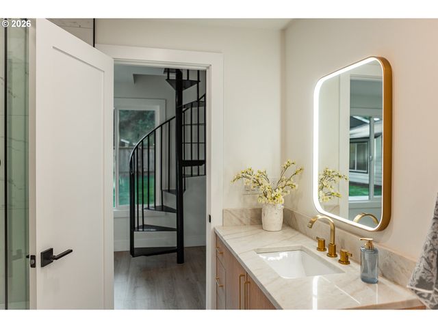 6375 Sw DAWN St, Lake Oswego, OR 97035