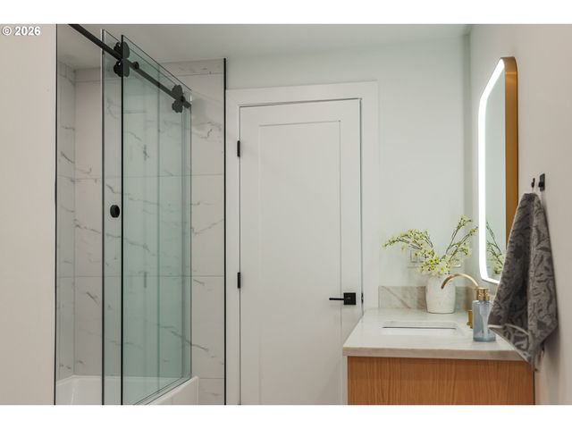 6375 Sw DAWN St, Lake Oswego, OR 97035
