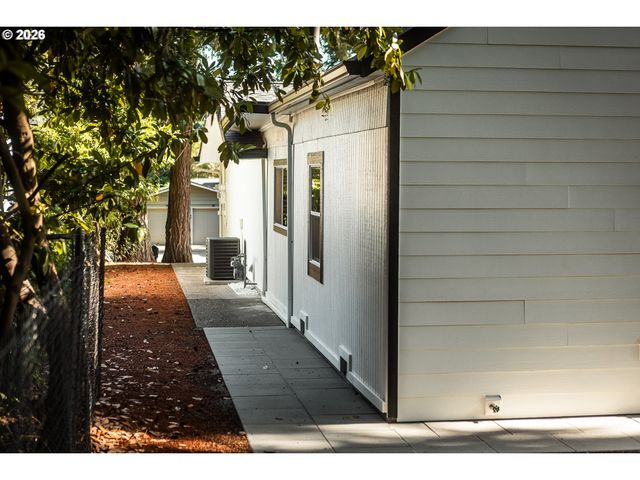 6375 Sw DAWN St, Lake Oswego, OR 97035
