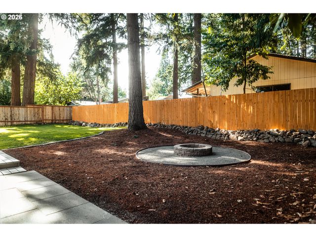 6375 Sw DAWN St, Lake Oswego, OR 97035