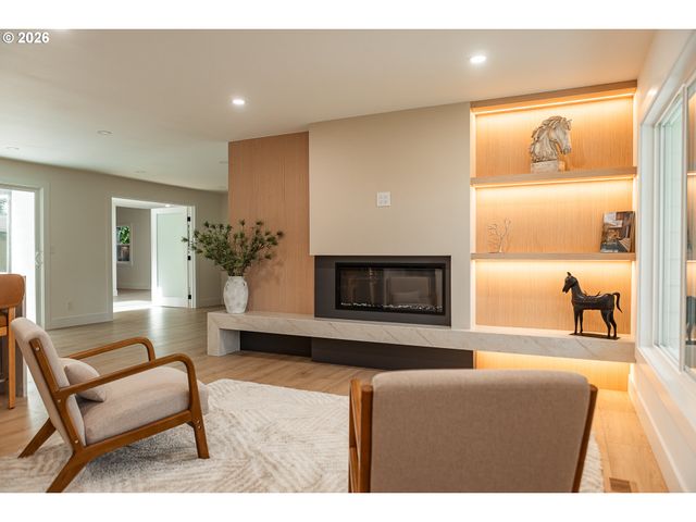 6375 Sw DAWN St, Lake Oswego, OR 97035