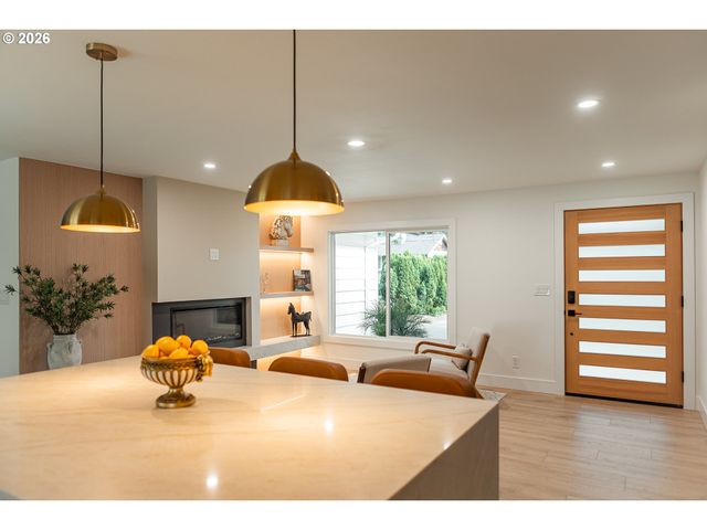 6375 Sw DAWN St, Lake Oswego, OR 97035
