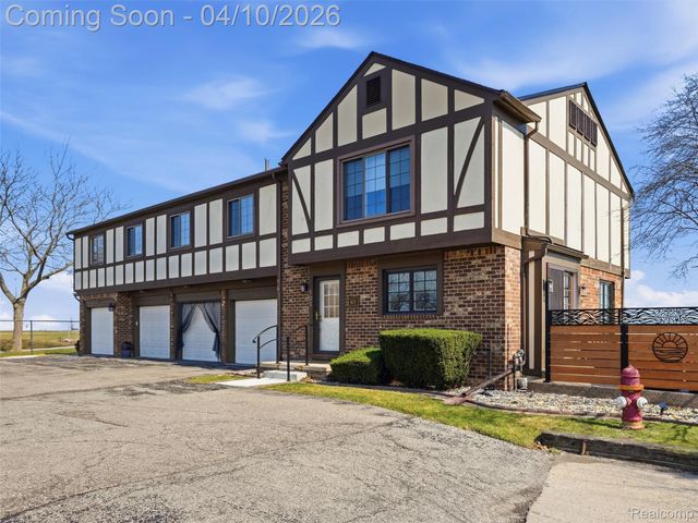 102 Lac Sainte Claire Drive, St. Clair Shores, MI 48082