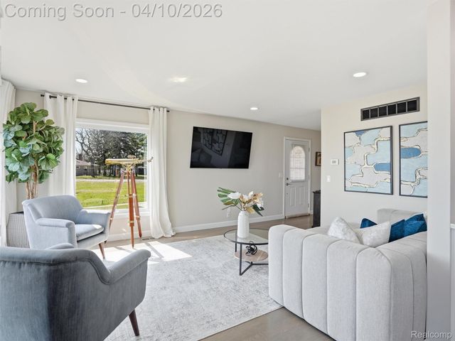 102 Lac Sainte Claire Drive, St. Clair Shores, MI 48082